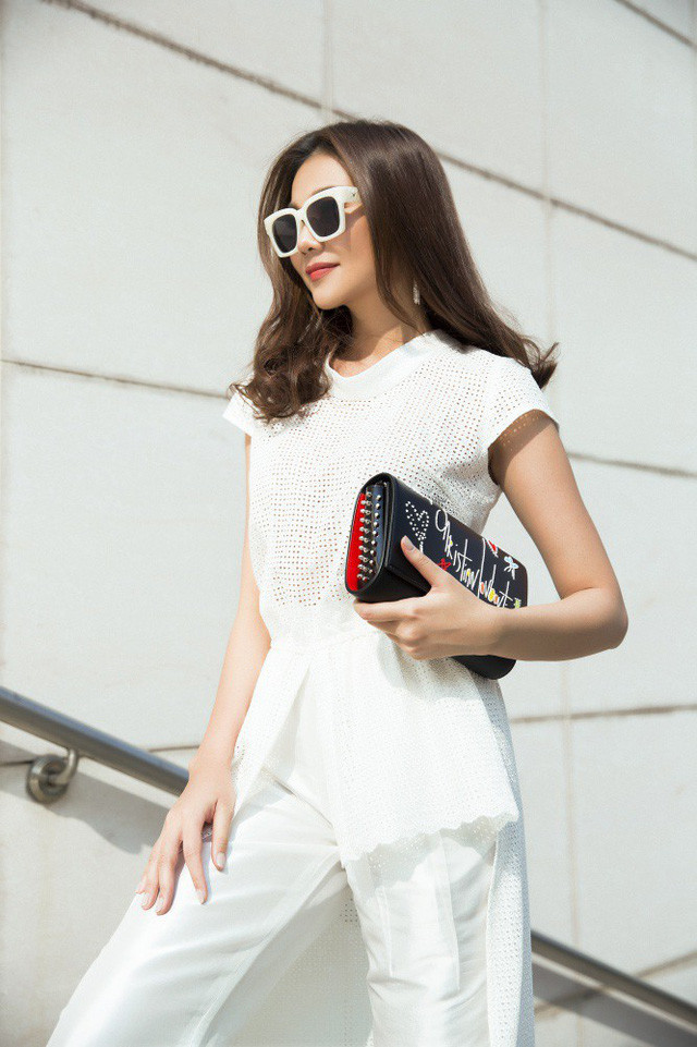 Ngoài ra, với lối trang điểm hiện đại, kết hợp tinh tế với phụ kiện, Thanh Hằng luôn biết cách thu hút mọi ánh nhìn. Ngoài ra, với lối trang điểm hiện đại, kết hợp tinh tế với phụ kiện, Thanh Hằng luôn biết cách thu hút mọi ánh nhìn.