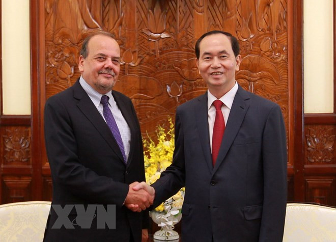 Chủ tịch nước Trần Đại Quang tiếp Đại sứ Đặc mệnh toàn quyền nước Cộng hòa Chile Claudio Andres De Negri Quintana đến chào từ biệt. (Ảnh: An Đăng/TTXVN) Chủ tịch nước Trần Đại Quang tiếp Đại sứ Đặc mệnh toàn quyền nước Cộng hòa Chile Claudio Andres De Negri Quintana đến chào từ biệt. (Ảnh: An Đăng/TTXVN)