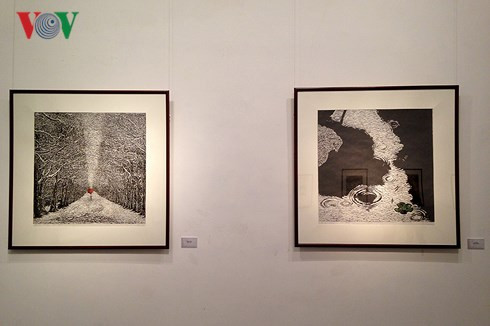 Một số bức tranh được trưng bày tại triển lãm.