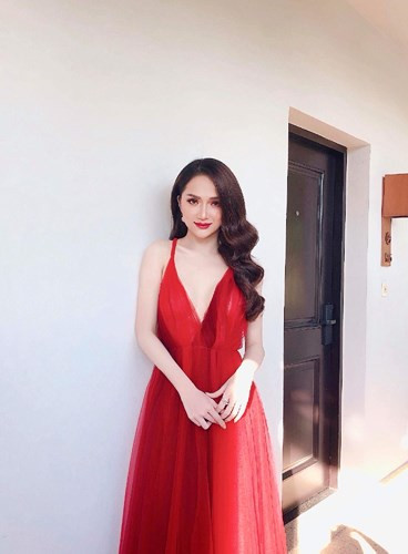 Diện bộ váy hai dây màu đỏ, Hương Giang toát lên vẻ đẹp mong manh, nhưng không kém phần gợi cảm.