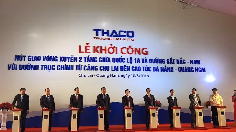 Bộ trưởng Bộ GTVT Nguyễn Văn Thể cùng lãnh đạo tỉnh Quảng Nam và THACO bấm nút khởi công dự án.