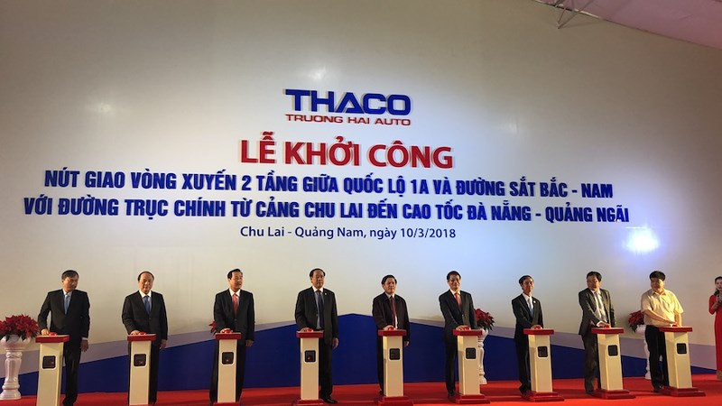 Bộ trưởng Bộ GTVT Nguyễn Văn Thể cùng lãnh đạo tỉnh Quảng Nam và THACO bấm nút khởi công dự án. Bộ trưởng Bộ GTVT Nguyễn Văn Thể cùng lãnh đạo tỉnh Quảng Nam và THACO bấm nút khởi công dự án.