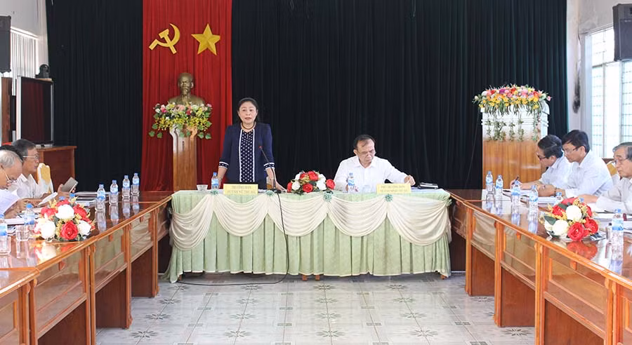  Phó Chủ tịch UBND tỉnh Huỳnh Nữ Thu Hà chủ trì cuộc họp. Ảnh: Nguyễn Giang