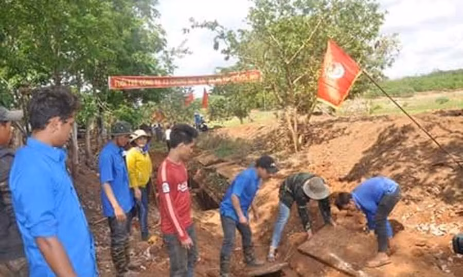  Đoàn viên, thanh niên tham gia nạo vét kênh mương. Ảnh: Ngọc Sang 