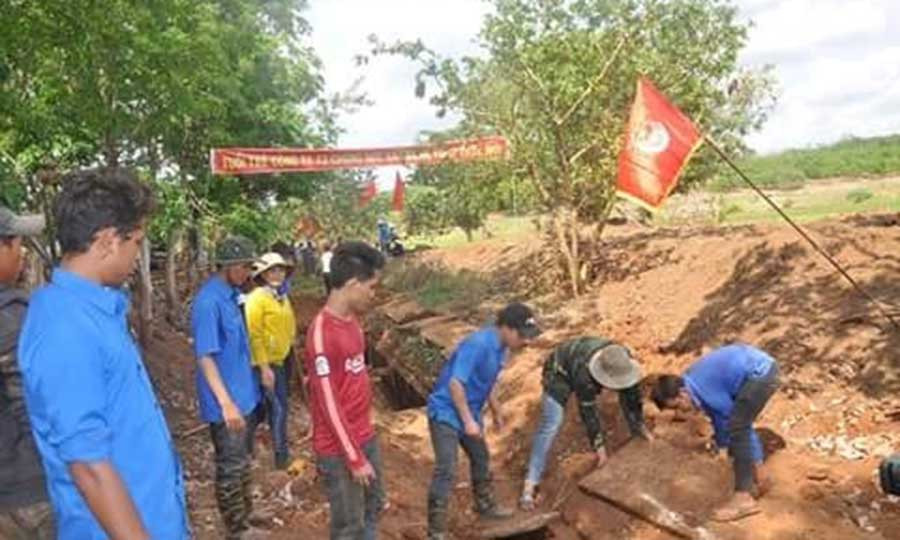  Đoàn viên, thanh niên tham gia nạo vét kênh mương. Ảnh: Ngọc Sang 