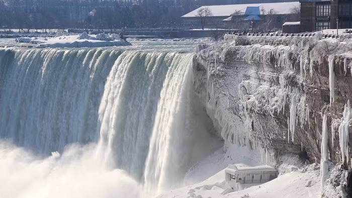 Thác Niagara đóng băng vào mùa đông vừa qua - Ảnh: REUTERS