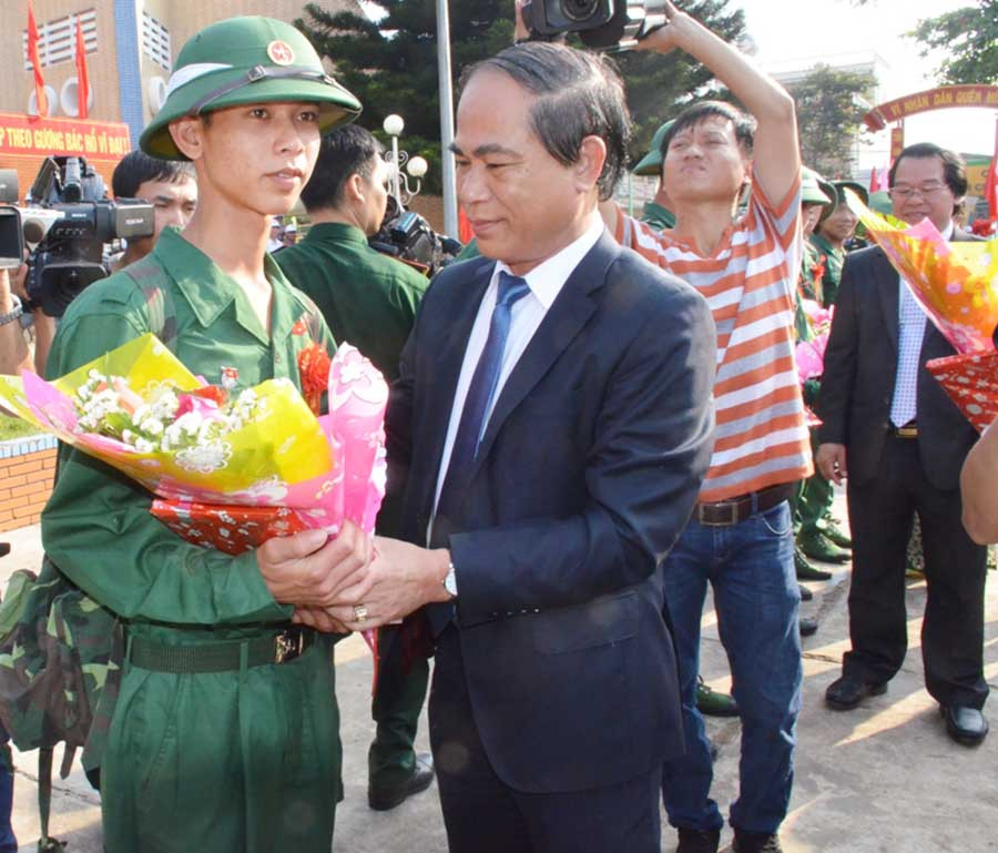 Chủ tịch UBND tỉnh tặng hoa các các tân binh ở thành phố Pleiku. Ảnh: Vĩnh Hoàng