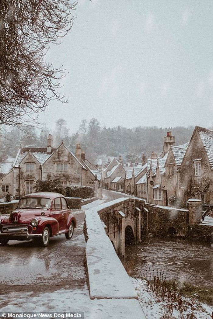 Tuyết rơi ở Castle Combe, Wiltshire được Mona đăng trên blog Monalogue của cô ấy - Ảnh: Daily mail