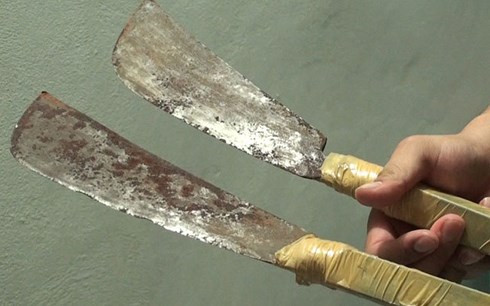 Hung khí thu được tại nhà các đối tượng. 