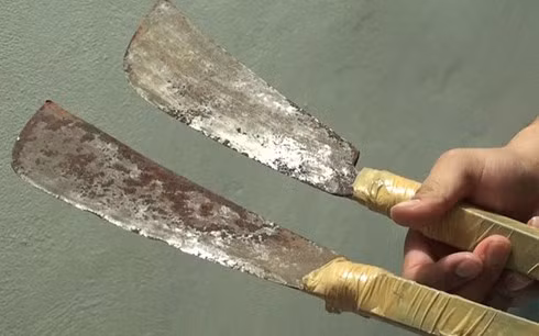 Hung khí thu được tại nhà các đối tượng. 