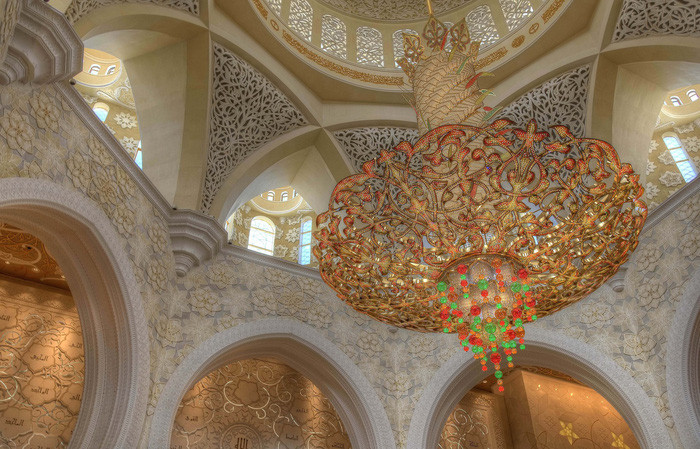 Đèn trần được gắn pha lê Swarovski.