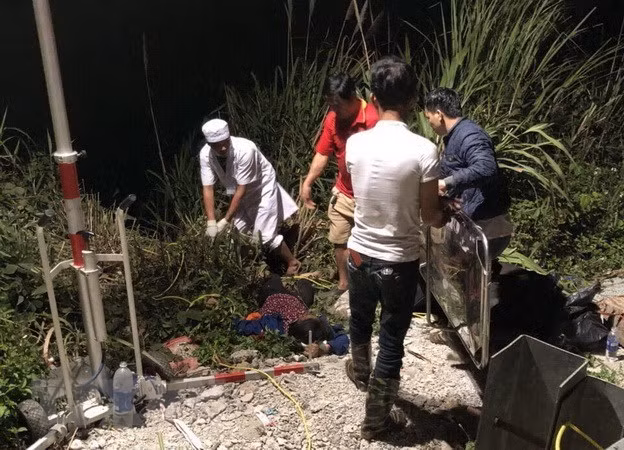 Đưa nạn nhân đi cấp cứu tại hiện trường vụ tai nạn. (Ảnh: Cao Nguyên/TTXVN)