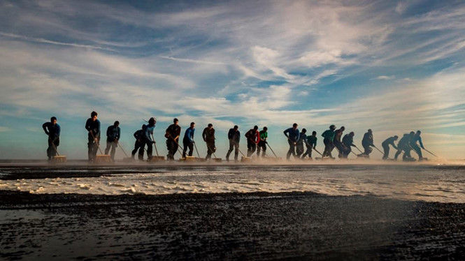 Thủy thủ dọn dẹp boong tàu sân bay Carl Vinson 