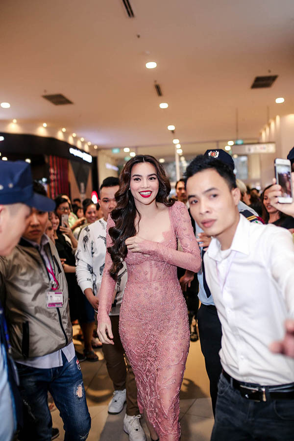 Tối ngày 4-3, ca sĩ Hồ Ngọc Hà đã tổ chức buổi giới thiệu dòng son môi đầu tiên của mình tại trung tâm mua sắm mới ở TP HCM.