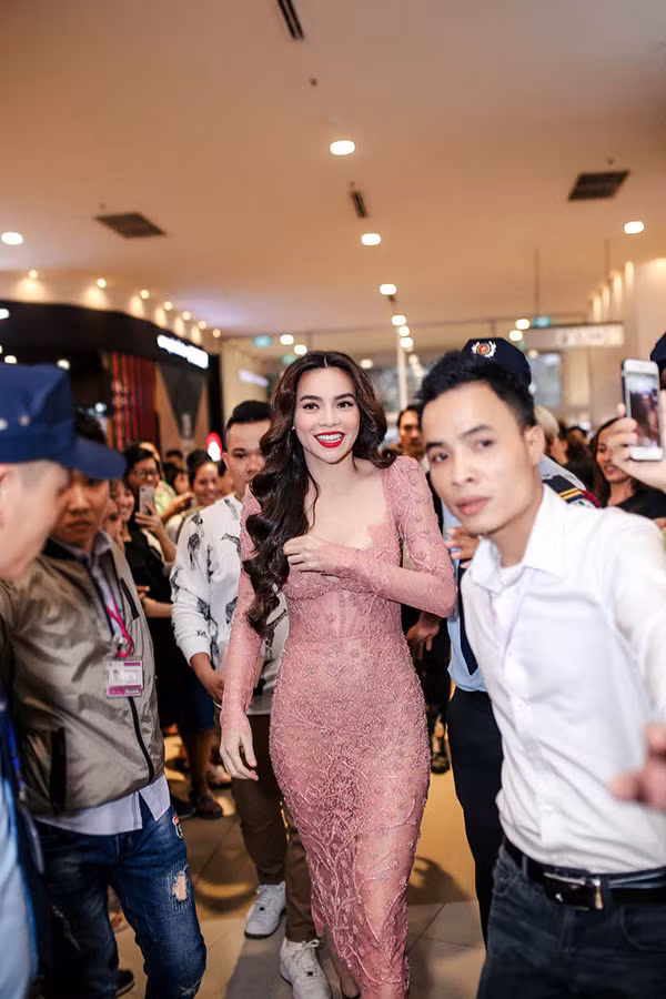 Tối ngày 4-3, ca sĩ Hồ Ngọc Hà đã tổ chức buổi giới thiệu dòng son môi đầu tiên của mình tại trung tâm mua sắm mới ở TP HCM.