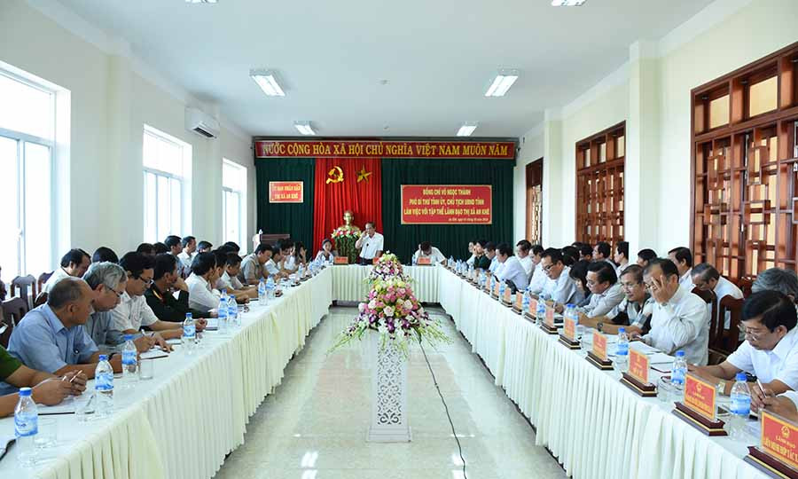 Đoàn công tác làm việc với tập thể lãnh đạo huyện An Khê. Ảnh: M.N