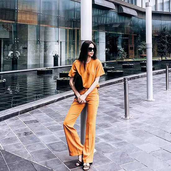 Khác hẳn với loạt hàng hiệu đắt đỏ hay những sự kết hợp trang phục ấn tượng thường thấy, Hồ Ngọc Hà bất gây ngờ khi chia sẻ hình ảnh xuống phố với street style “giản dị”. Nữ ca sĩ diện bộ đồ màu vàng nghệ đơn sắc, chiếc quần ống loe khoe đôi chân dài miên man. Dù chỉ với phụ kiện kính đen, sandal quai mảnh và túi xách to bản nhưng Hồ Ngọc Hà vẫn chứng tỏ gu thẩm mỹ sang trọng, tinh tế.