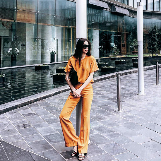 Khác hẳn với loạt hàng hiệu đắt đỏ hay những sự kết hợp trang phục ấn tượng thường thấy, Hồ Ngọc Hà bất gây ngờ khi chia sẻ hình ảnh xuống phố với street style “giản dị”. Nữ ca sĩ diện bộ đồ màu vàng nghệ đơn sắc, chiếc quần ống loe khoe đôi chân dài miên man. Dù chỉ với phụ kiện kính đen, sandal quai mảnh và túi xách to bản nhưng Hồ Ngọc Hà vẫn chứng tỏ gu thẩm mỹ sang trọng, tinh tế. Khác hẳn với loạt hàng hiệu đắt đỏ hay những sự kết hợp trang phục ấn tượng thường thấy, Hồ Ngọc Hà bất gây ngờ khi chia sẻ hình ảnh xuống phố với street style “giản dị”. Nữ ca sĩ diện bộ đồ màu vàng nghệ đơn sắc, chiếc quần ống loe khoe đôi chân dài miên man. Dù chỉ với phụ kiện kính đen, sandal quai mảnh và túi xách to bản nhưng Hồ Ngọc Hà vẫn chứng tỏ gu thẩm mỹ sang trọng, tinh tế.