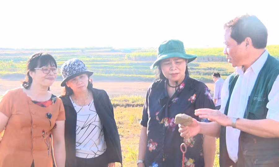  Phó Chủ tịch UBND tỉnh Huỳnh Nữ Thu Hà thăm và làm việc tại di tích Rộc Tưng. Ảnh: Thế Huynh