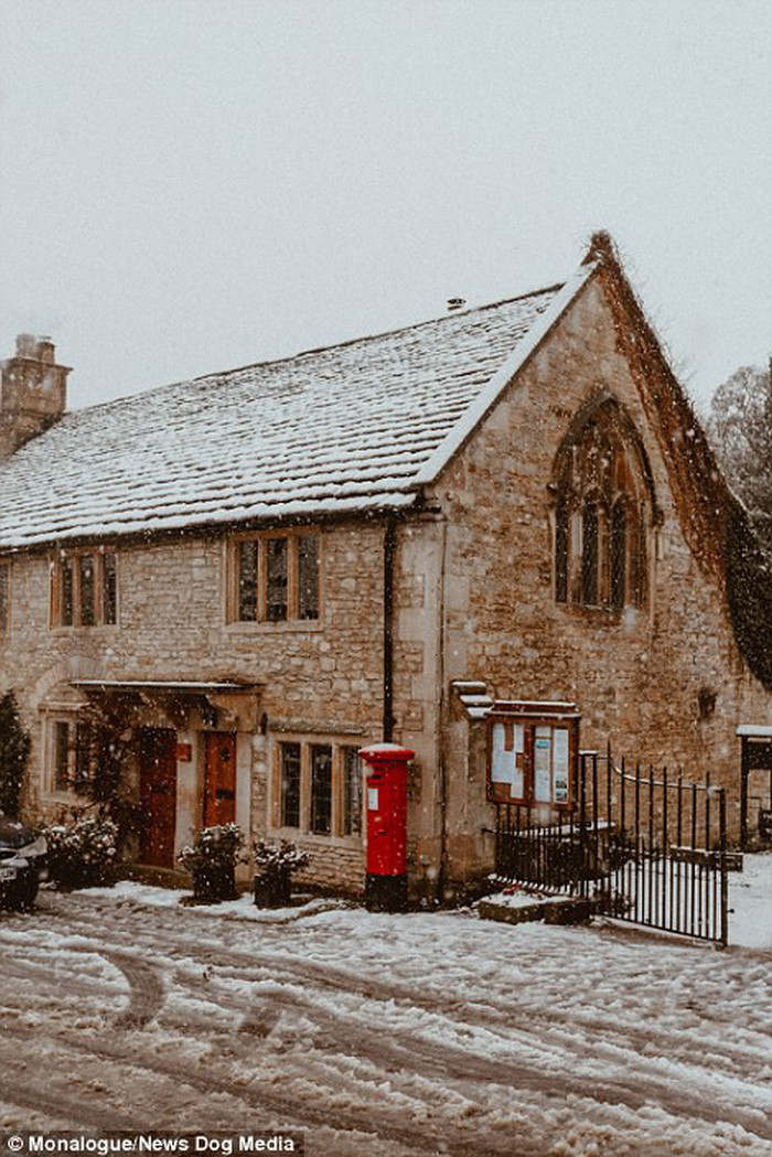  Tuyết rơi xuống trên Castle Combe ở Wiltshire trong được Mona thực hiện cho blog Monalogue của cô ấy - Ảnh: Daily mail