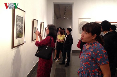Triển lãm thu hút đông đảo khán giả từ nhiều độ tuổi khác nhau.