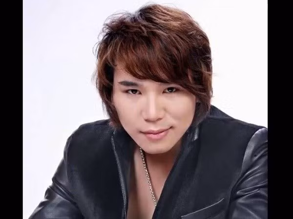 Nam ca sĩ Châu Việt Cường