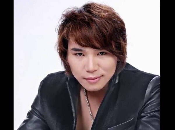 Nam ca sĩ Châu Việt Cường