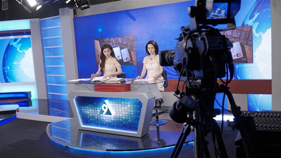 Cả 2 đọc lại kịch bản trước khi lên sóng.  Cả 2 đọc lại kịch bản trước khi lên sóng.