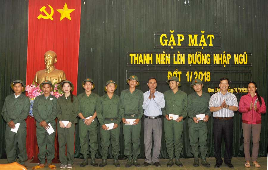  Thị trấn Kon Dơng gặp mặt tặng quà cho thanh niên lên đường nhập ngũ đợt I năm 2018. Ảnh: Hà Xuyên