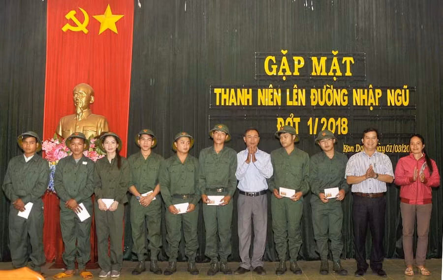  Thị trấn Kon Dơng gặp mặt tặng quà cho thanh niên lên đường nhập ngũ đợt I năm 2018. Ảnh: Hà Xuyên