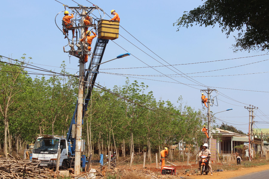 Công ty Điện lực Gia Lai cải tạo, sửa chữa lưới điện phục vụ nhu cầu sử dụng điện của người dân. Ảnh: N.T Công ty Điện lực Gia Lai cải tạo, sửa chữa lưới điện phục vụ nhu cầu sử dụng điện của người dân. Ảnh: N.T