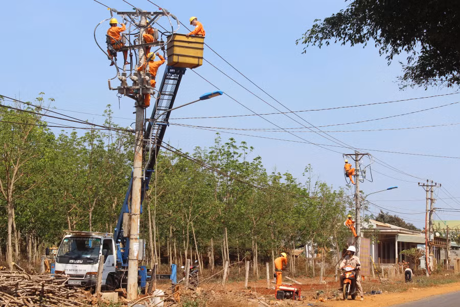 Công ty Điện lực Gia Lai cải tạo, sửa chữa lưới điện phục vụ nhu cầu sử dụng điện của người dân. Ảnh: N.T