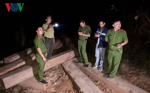 Lực lượng chức năng tại hiện trường vụ việc. Lực lượng chức năng tại hiện trường vụ việc.