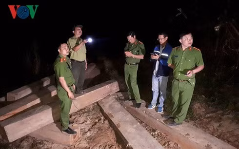 Lực lượng chức năng tại hiện trường vụ việc.