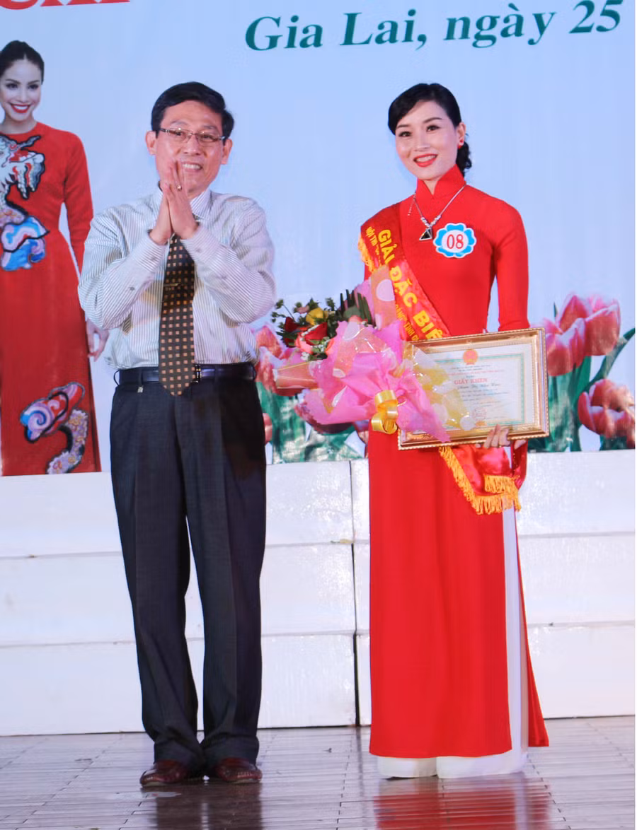 Cô Phan Thị Như Hoa giành giải đặc biệt tại cuộc thi “Cô giáo tài năng, duyên dáng cấp tỉnh” năm 2017. Ảnh: N.G