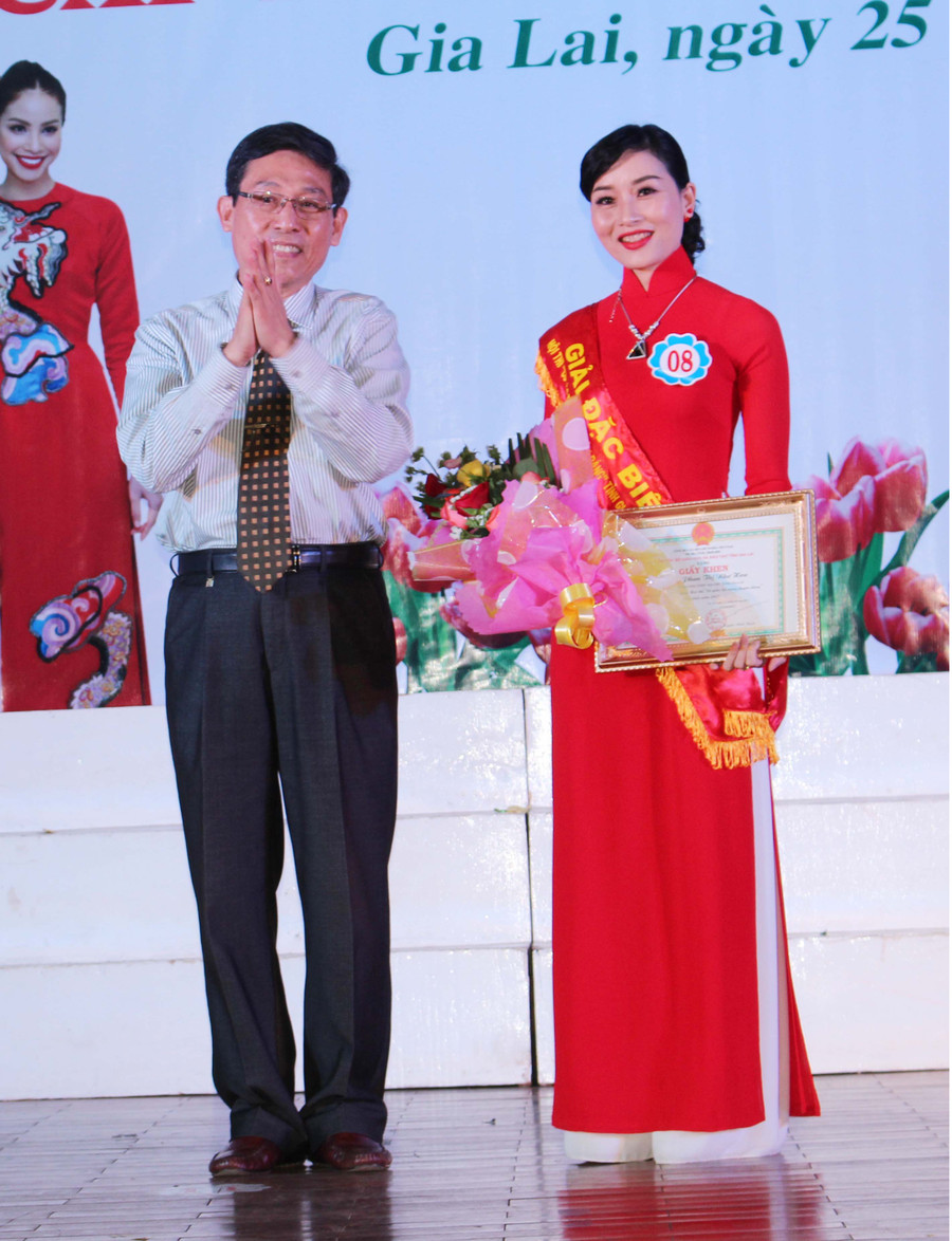 Cô Phan Thị Như Hoa giành giải đặc biệt tại cuộc thi “Cô giáo tài năng, duyên dáng cấp tỉnh” năm 2017. Ảnh: N.G