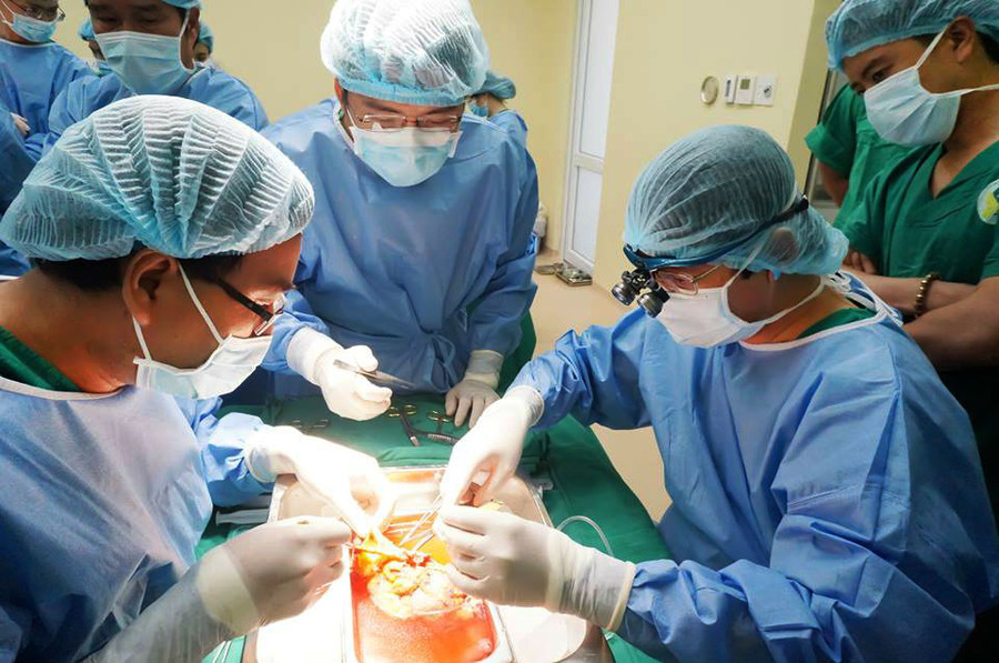 Ê-kíp bác sĩ phẫu thuật ghép thận của người mẹ cho con trai Ê-kíp bác sĩ phẫu thuật ghép thận của người mẹ cho con trai