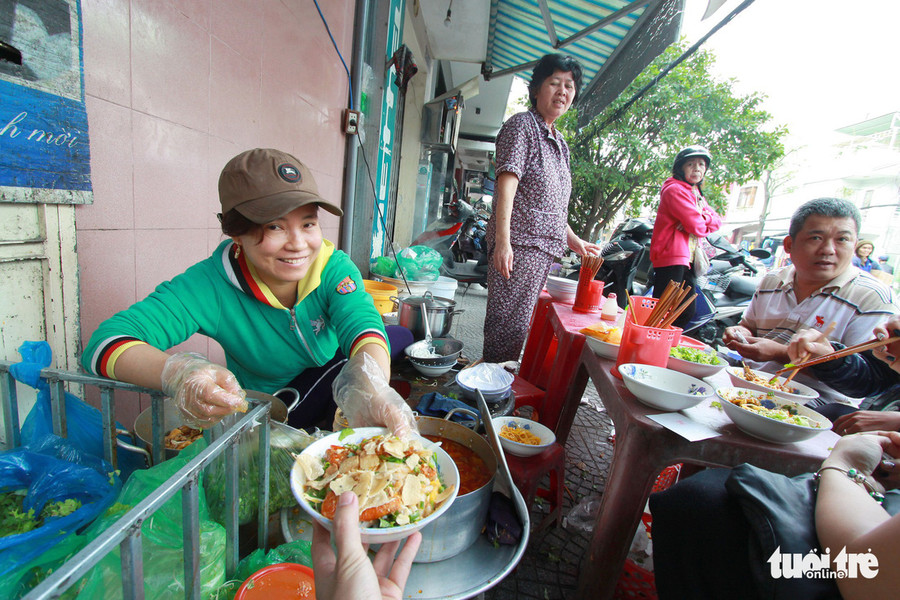 Quán mì Phú Chiêm chính hiệu mở trên góc nhỏ vỉa hè đường Đống Đa, TP Đà Nẵng. Quán mì Phú Chiêm chính hiệu mở trên góc nhỏ vỉa hè đường Đống Đa, TP Đà Nẵng.