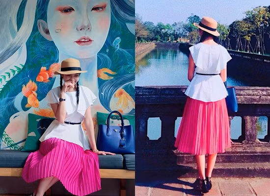  Á hậu Thúy Vân khiến fan mê mẩn với street style tuần qua. Chọn chiếc áo peplum màu trắng thanh lịch, kết hợp cùng chân váy midi xếp li màu hồng nữ tính, Thúy Vân dễ thương như nàng tiểu thư bước ra từ truyện tranh. Chọn phụ kiện gồm chiếc mũ xinh xắn, túi xách cổ điển và đôi sandal đế thấp càng làm tôn lên nét trẻ trung của Á hậu.