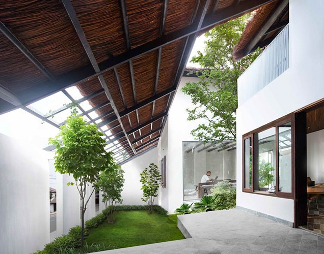 Bên dưới là hệ thống mái nhà bằng kim loại chắc chắn, có một lớp cách nhiệt trước khi được lợp mái.