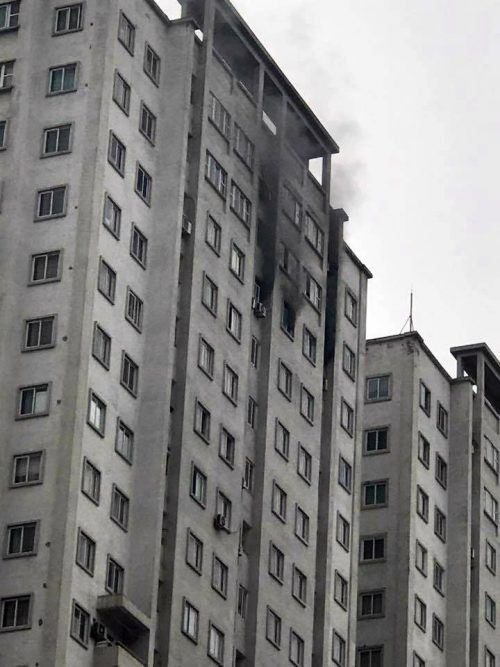 Ngọn lửa bùng phát ở một căn hộ trên tầng 21 của tòa nhà. Ngọn lửa bùng phát ở một căn hộ trên tầng 21 của tòa nhà.