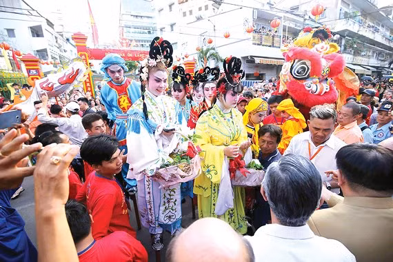 Gần 1000 diễn viên diễu hành ngang chùa Ôn Lăng 