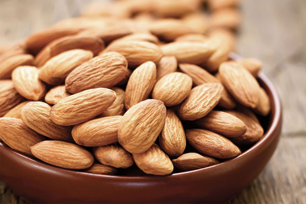 Hạt hạnh nhân rất giàu protein thực vật và chất xơ, hai thành phần dinh dưỡng cần thiết cho những người đang thừa cân. Trong hạnh nhân có các chất béo đơn và vitamin E, giúp cắt giảm lượng cholesterol, hỗ trợ triệt tiêu mỡ thừa vùng bụng. Hạt hạnh nhân rất giàu protein thực vật và chất xơ, hai thành phần dinh dưỡng cần thiết cho những người đang thừa cân. Trong hạnh nhân có các chất béo đơn và vitamin E, giúp cắt giảm lượng cholesterol, hỗ trợ triệt tiêu mỡ thừa vùng bụng.