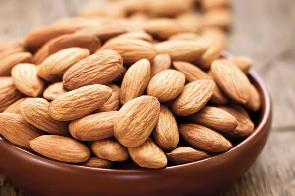 Hạt hạnh nhân rất giàu protein thực vật và chất xơ, hai thành phần dinh dưỡng cần thiết cho những người đang thừa cân. Trong hạnh nhân có các chất béo đơn và vitamin E, giúp cắt giảm lượng cholesterol, hỗ trợ triệt tiêu mỡ thừa vùng bụng. 