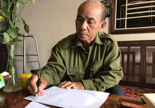 Ông Khôi vẽ lại “sơ đồ chiến thuật” các tàu chiến Trung Quốc trong cuộc cưỡng chiếm đảo chìm Gạc Ma ngày 14-3-1988.