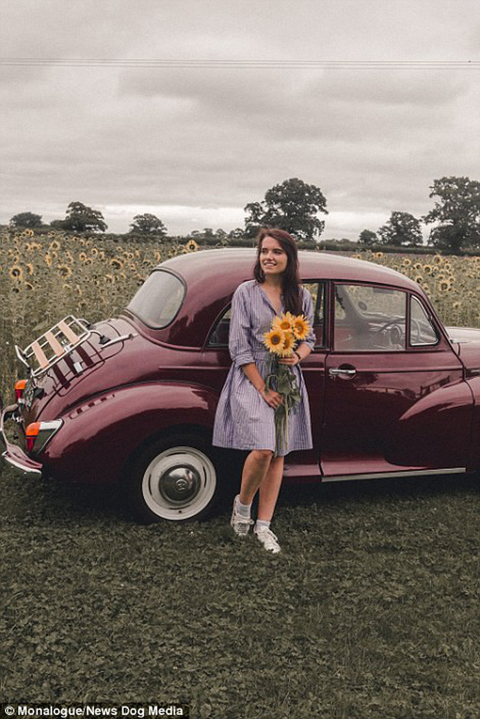 Cô ấy trẻ Mona Jones chụp tại cánh đồng hoa hướng dương ở Vicar's Close, Wells, Somerset, Anh - Ảnh: Daily mail