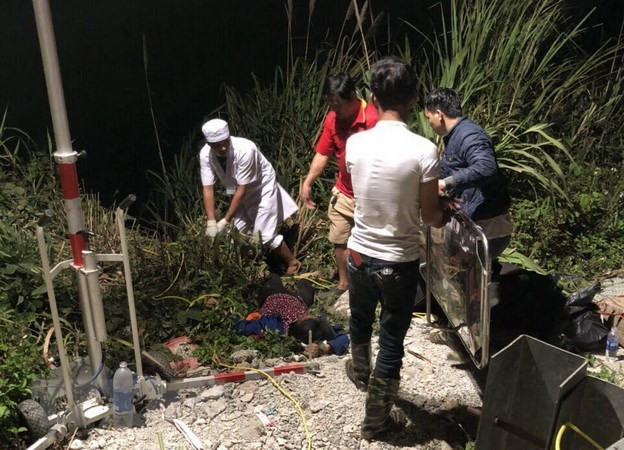 Đưa nạn nhân đi cấp cứu tại hiện trường vụ tai nạn. (Ảnh: Cao Nguyên/TTXVN) Đưa nạn nhân đi cấp cứu tại hiện trường vụ tai nạn. (Ảnh: Cao Nguyên/TTXVN)