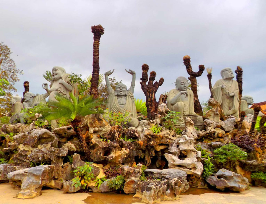 Tượng các vị La Hán trên vườn thượng uyển.