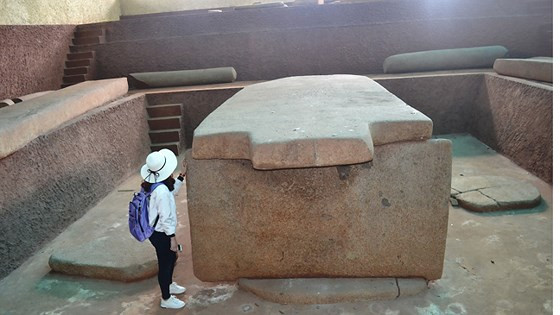 Mộ cự thạch Hàng Gòn được ghép bằng 6 tấm đá hoa cương nặng hàng chục tấn