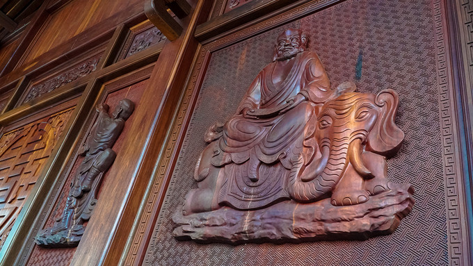 Đáng chú ý là các vách gỗ của chùa đều được chạm khắc hình hài những vị thần, các vị La Hán, Đức Phật. Đáng chú ý là các vách gỗ của chùa đều được chạm khắc hình hài những vị thần, các vị La Hán, Đức Phật.